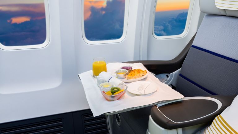 Храните, които да не ядете преди полет (и кога точно да ядете)