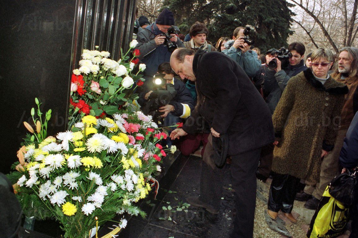 21 декември 2003 г. Поклонение пред паметника на втората годишнина от трагедията