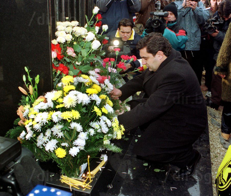 21 декември 2003 г. Поклонение пред паметника на втората годишнина от трагедията
