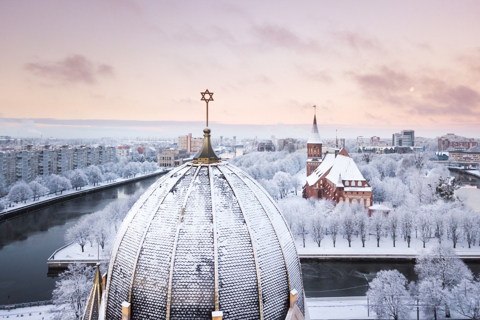 Кулата на Синагогата в зимен Калининград