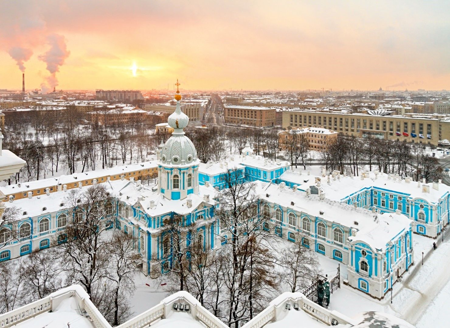 Зимен градски пейзаж в Санкт Петербург с катедралата Смолни в центъра