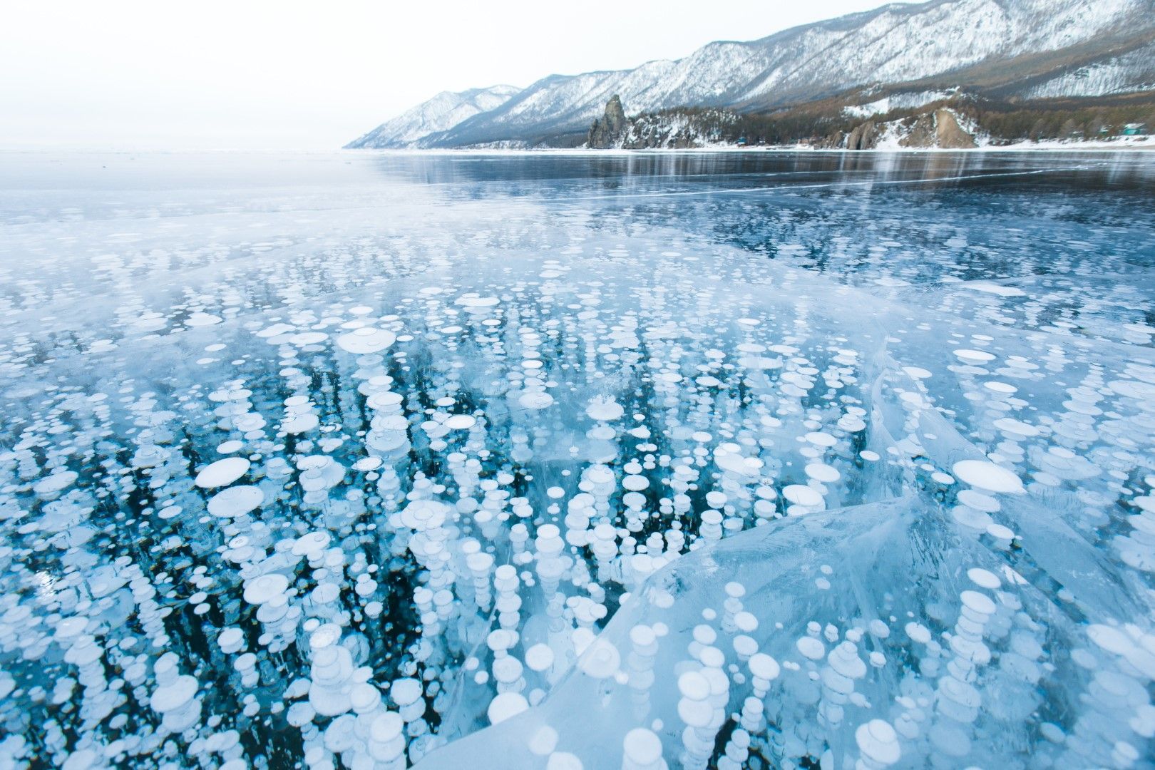 Езерото Байкал със замръзнали мехурчета метан под повърхността му