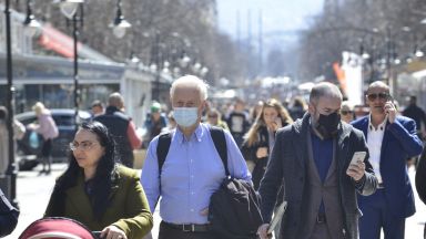 На фона на очаквания по заразен вариант на коронавируса Омикрон