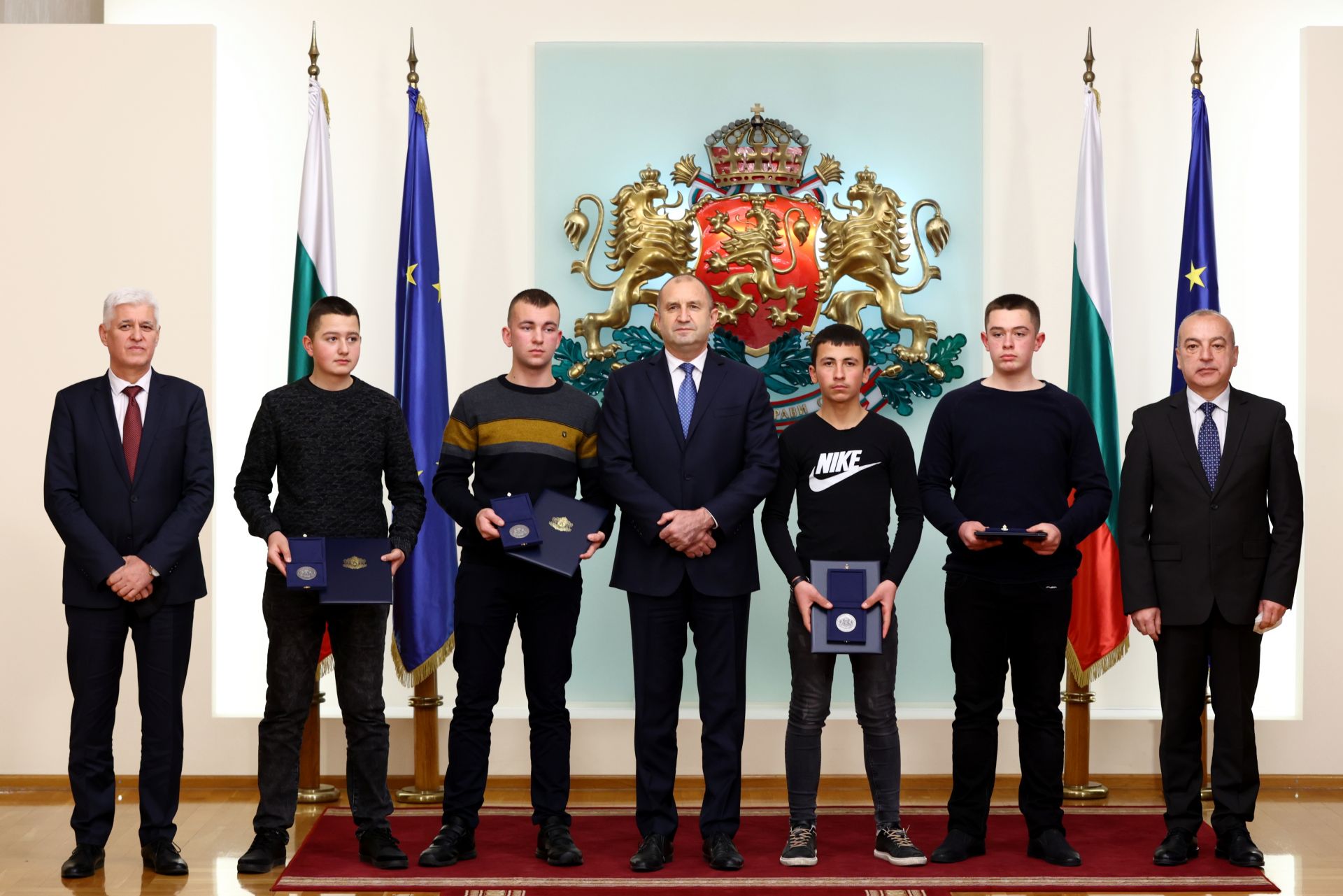 На снимката от дясно наляво: министър Гълъб Донев, Мерт Гюргелиев, Октай Шабан, президентът Румен Радев, Фуркан Фикретов и Селим Селимов