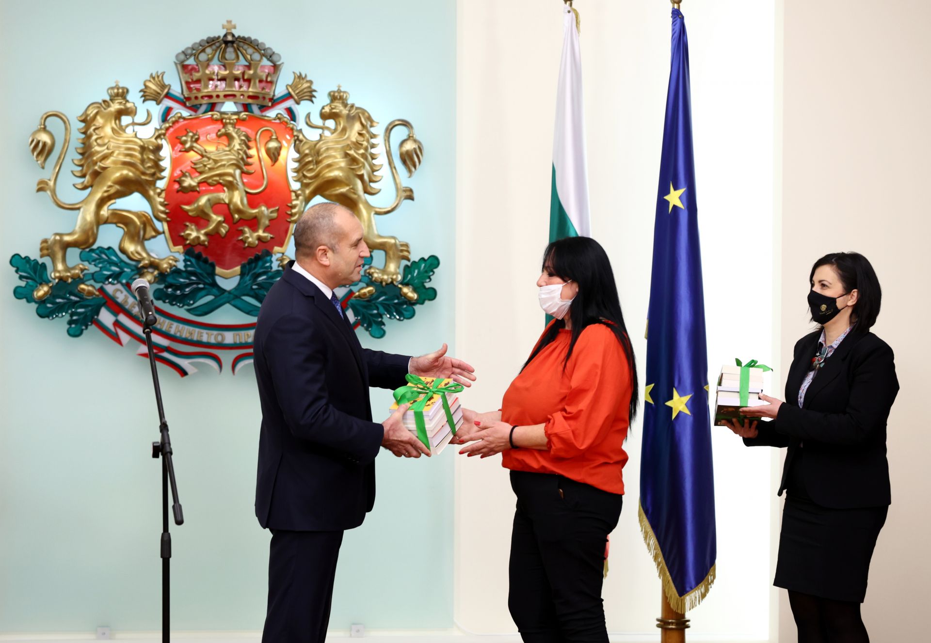 На церемонията президентът подари книги на читалището в с. Рояк. Получи ги майката на Селим Селимов, която е секретар на читалището