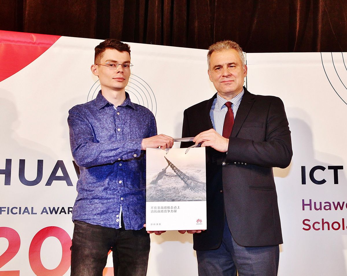 Валери Борисов - заместник-председател на Държавна агенция „Електронно управление“ награждава студент