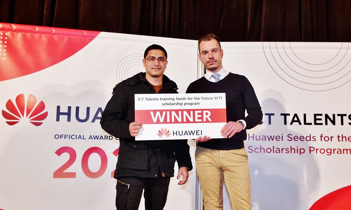 Руслан Цанков - бизнес мениджър на публичен сектор в Huawei Technologies Bulgaria награждава студент