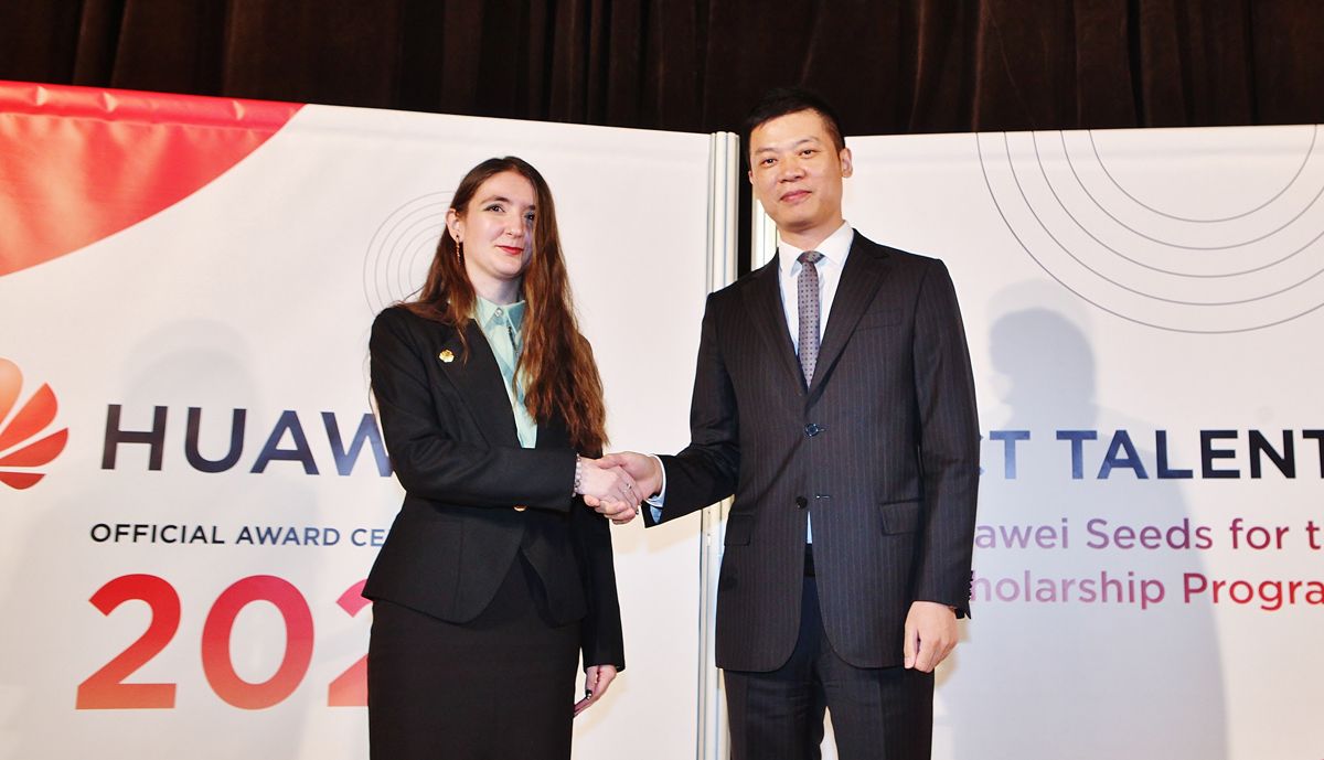 Дженсен Ли - генерален мениджър на Huawei Technologies Bulgaria награждава студент