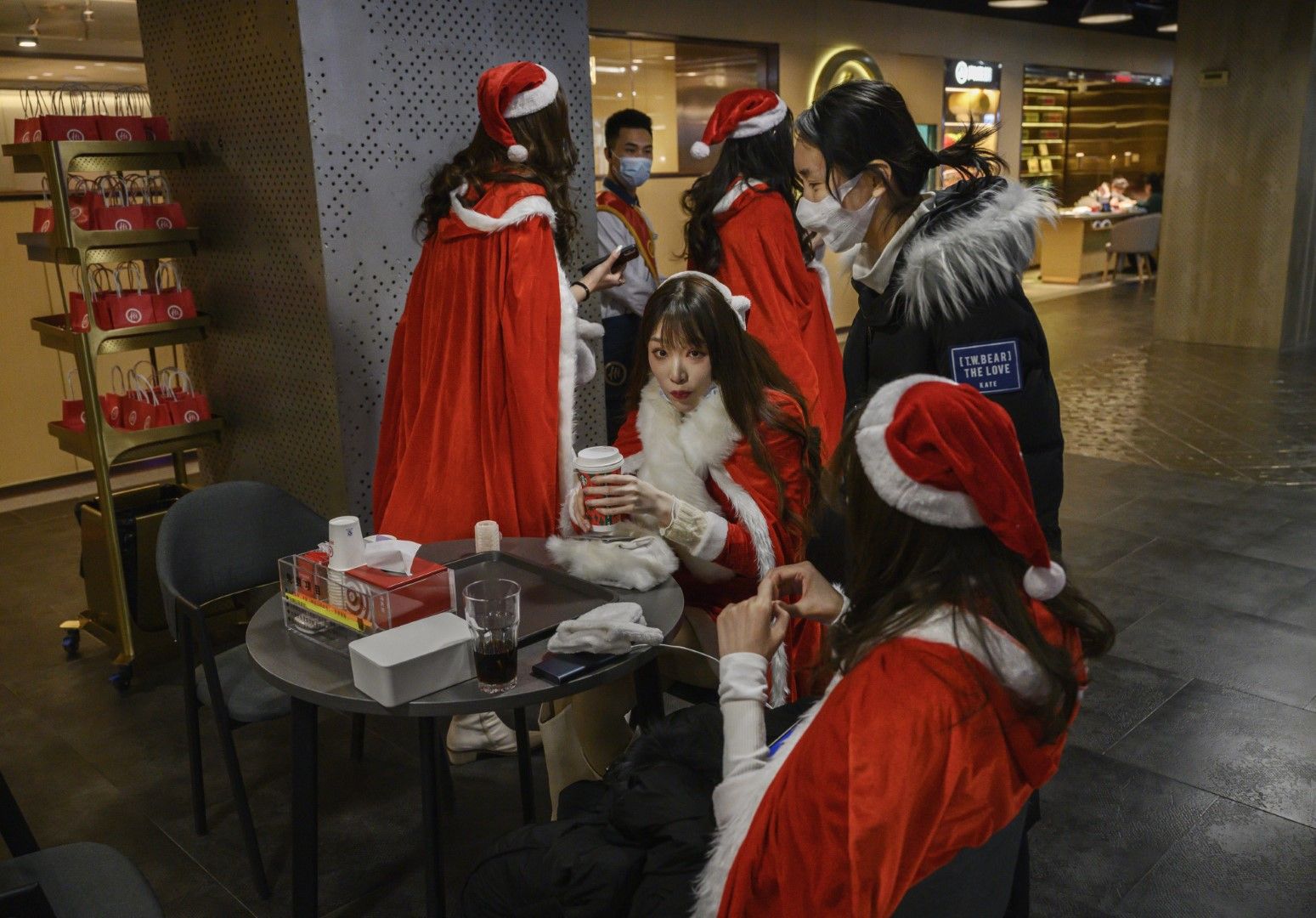 Момичета се готвят за коледно събитие в китайски мол.