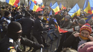 Румънски протестиращи се опитаха да нахлуят днес в парламента блокирайюки