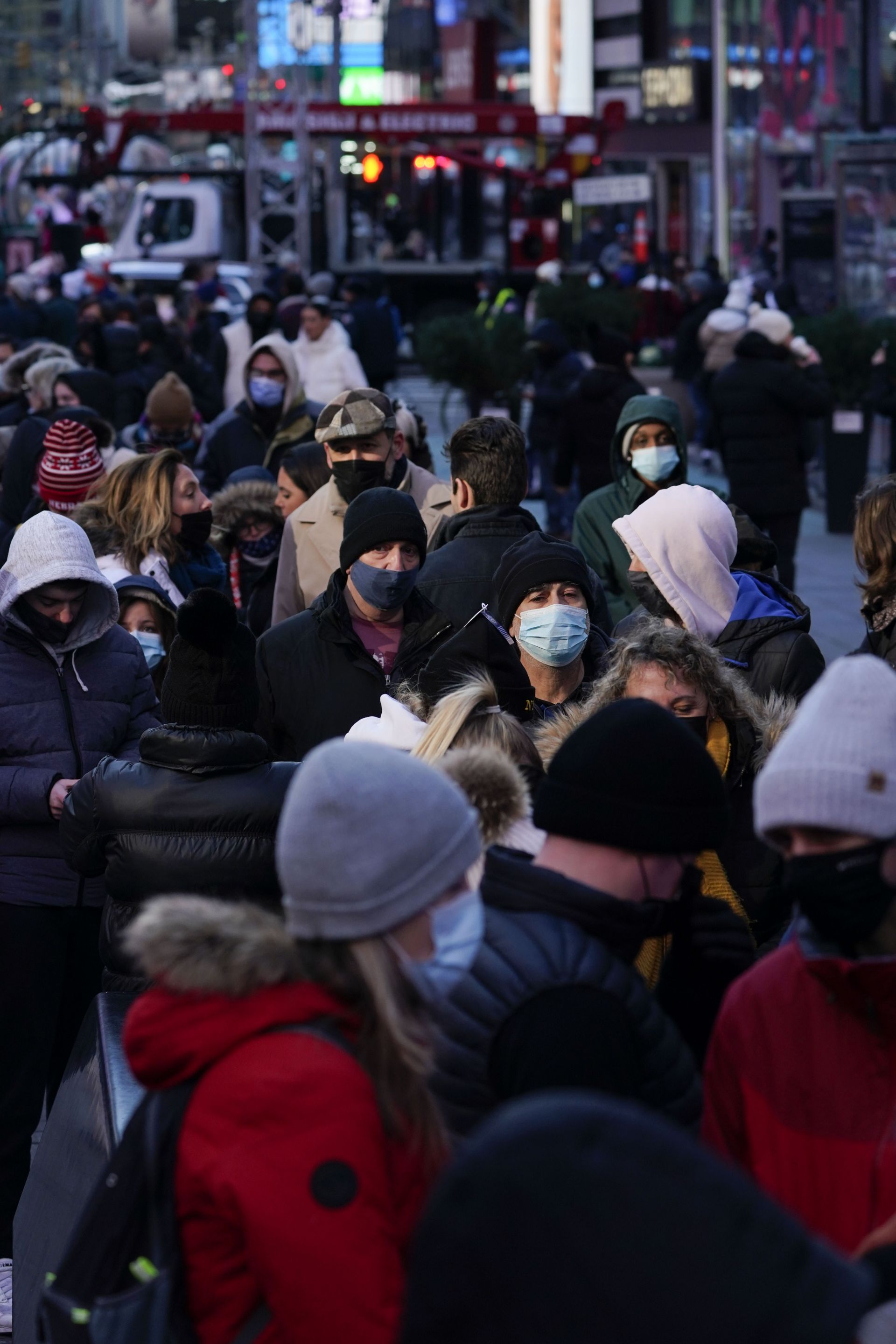 Хората чакат на дълга опашка, за да бъдат тествани за COVID-19 на Таймс Скуеър, Ню Йорк