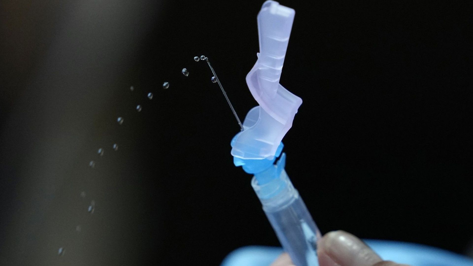 "Пфайзер" започна клинични изпитвания на нова ваксина срещу Омикрон