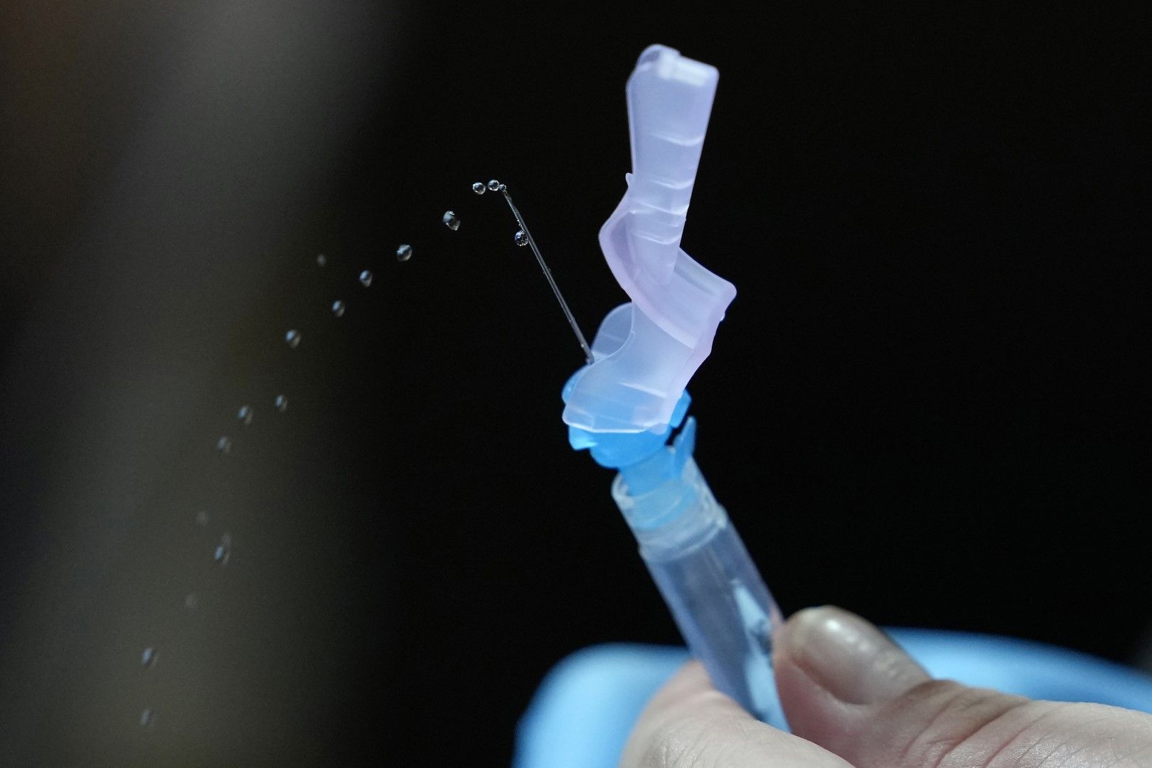 Медицински работник подготвя за поставяне ваксина срещу коронавирус на Pfizer