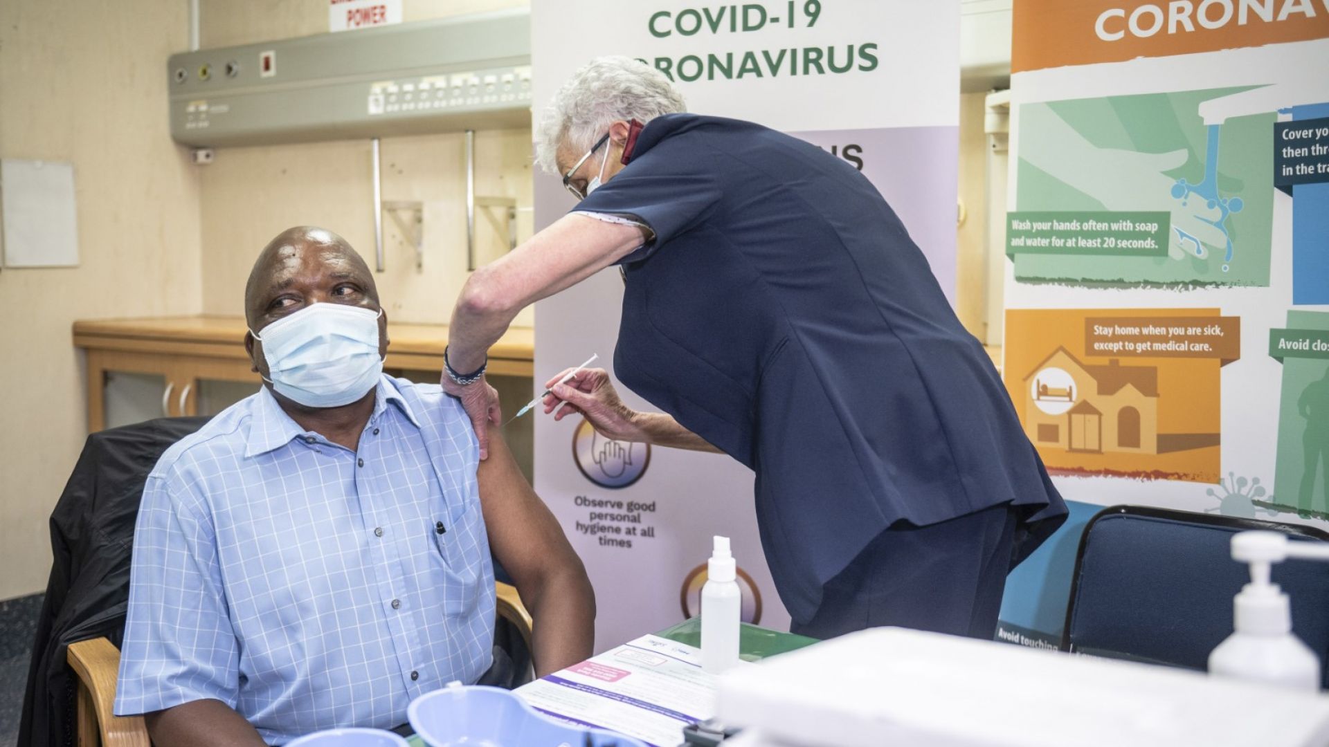 Министърът на здравеопазването на Южна Африка Джо Фаала получава бустерна доза от ваксината на Johnson & Johnson в Претория, 14 декември 2021 г.