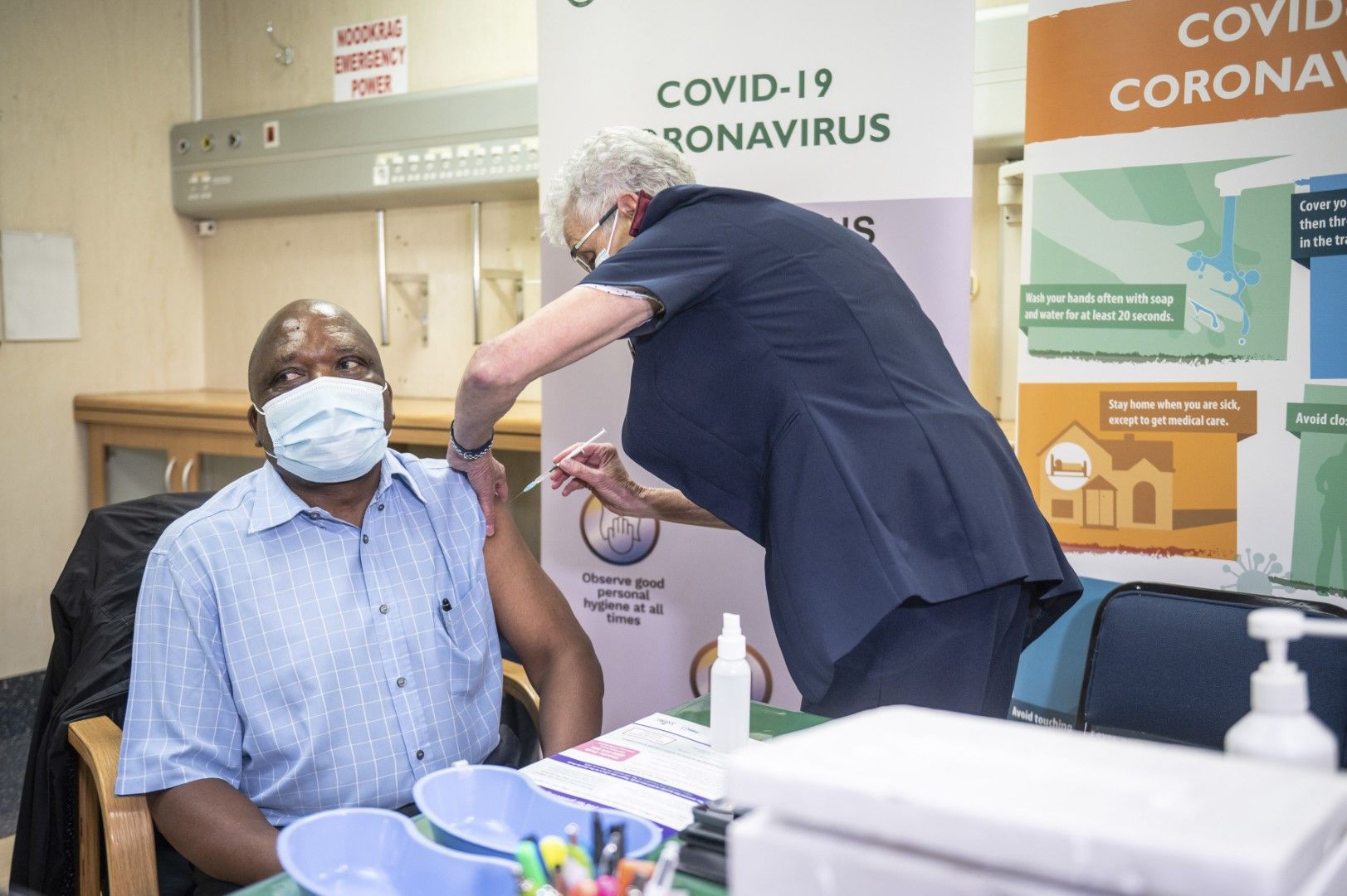 Министърът на здравеопазването на Южна Африка Джо Фаала получава бустерна доза от ваксината на Johnson & Johnson в Претория, 14 декември 2021 г.
