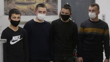 Виждайки младежите които първи влязоха в горящата сграда на дома