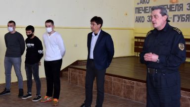 Пожарната награди с по 500 лева младите герои от Рояк, покани ги за доброволци