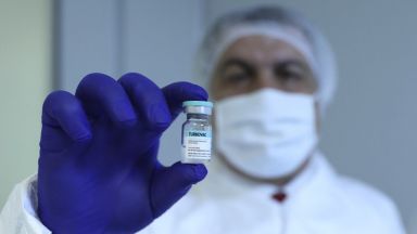 Турция започна масовото производство на разработената в страната ваксина срещу