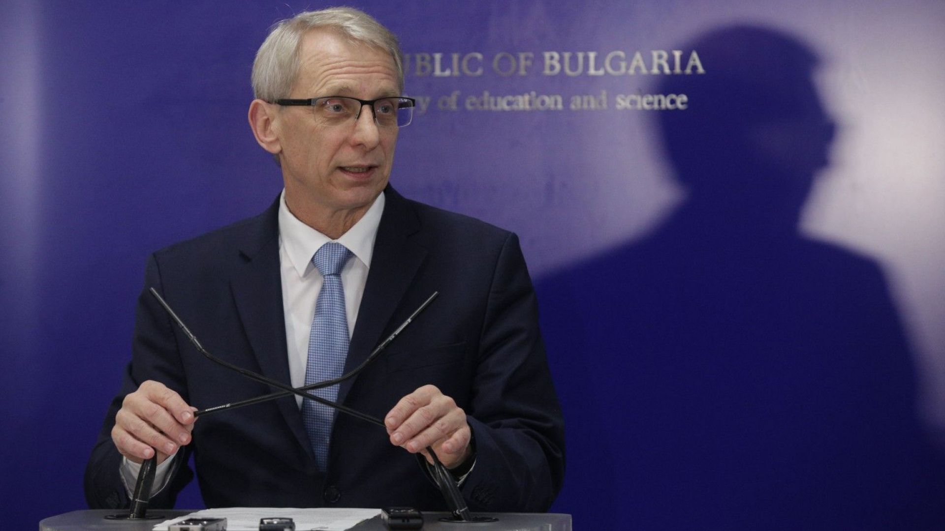 Министър Денков: Няма да затворим нито едно висше училище в България
