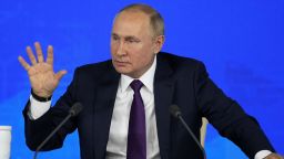 Владимир Путин стана адвокат на Дядо Мраз, защитавайки го след заведен срещу него иск