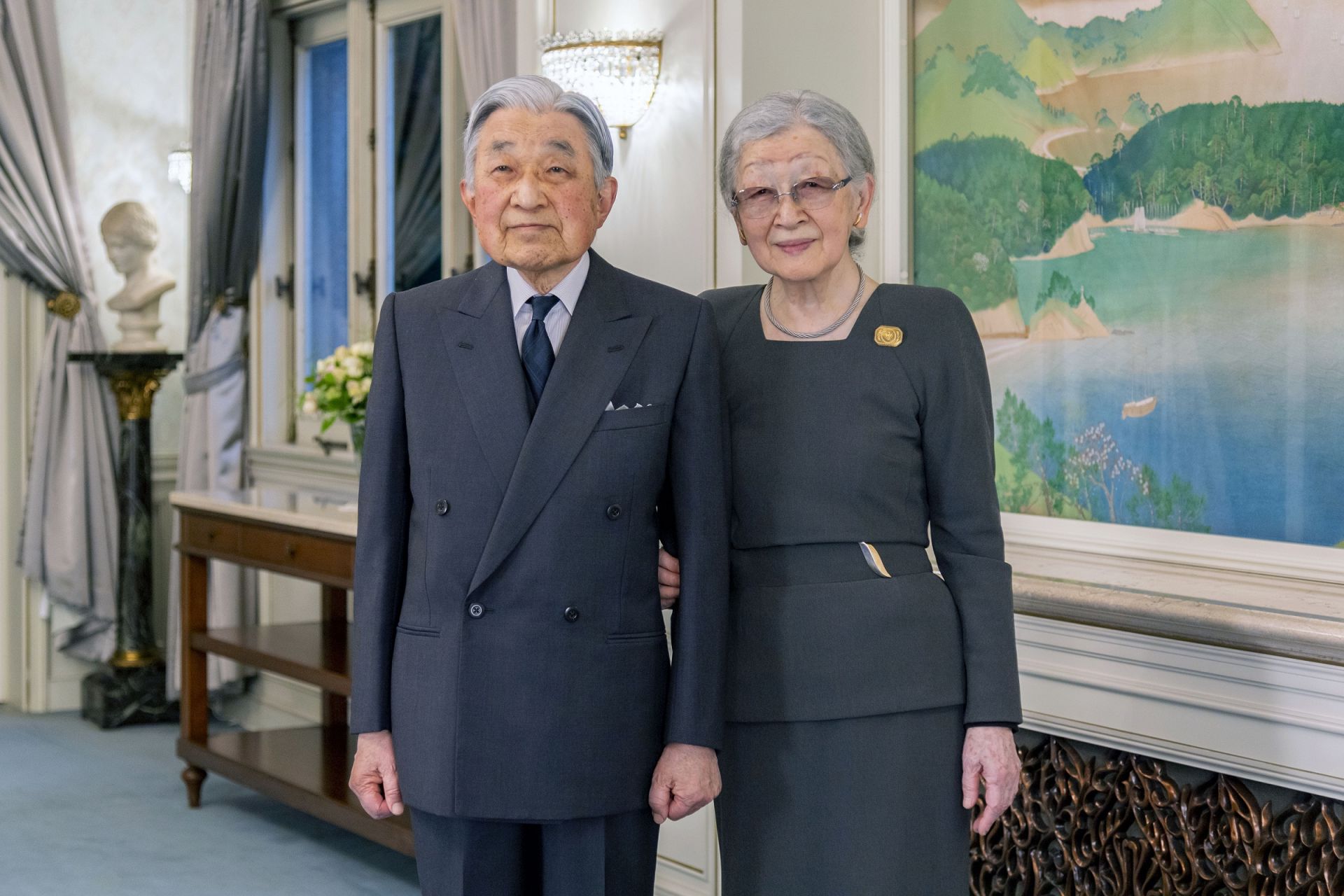 Император Акихито със съпругата си императрица Мичико