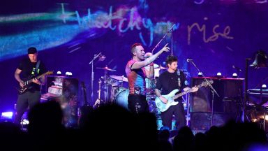 Майкъл Джей Фокс свири с Coldplay на музикален фестивал