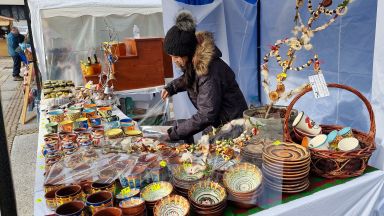 Занаятчийски произведения ръчно изработени подаръци и традиционни коледни специалитети очакват