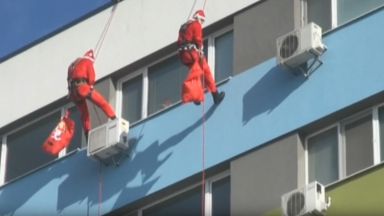 Дядо Коледа пристигна в УМБАЛ Бургас за да зарадва децата но