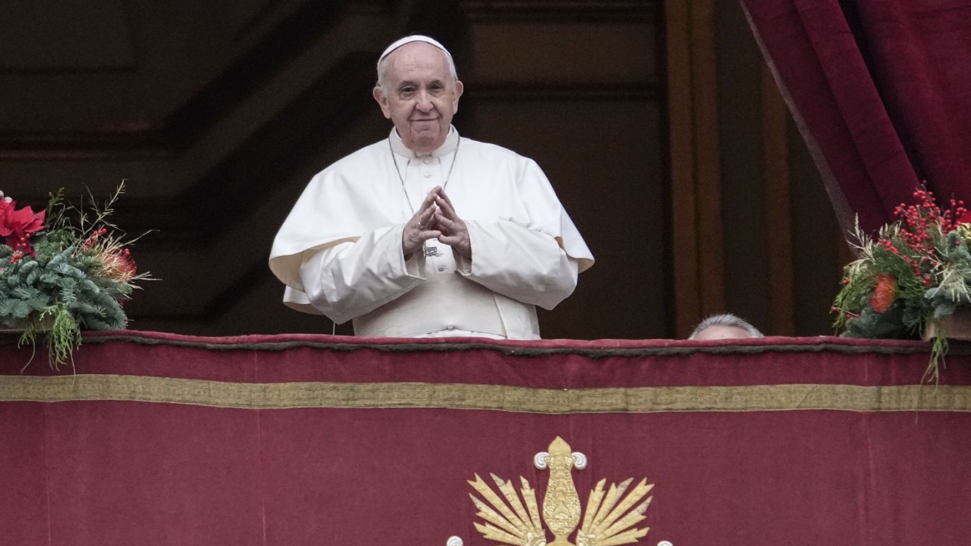 Папата поясни: Благословията ми е за еднополовите двойки, не и за гей браковете 