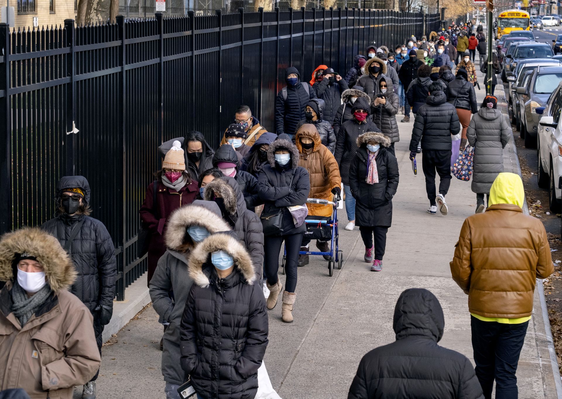 Хората се редят на опашка, за да получат тестови комплекти за откриване на COVID-19 в Ню Йорк