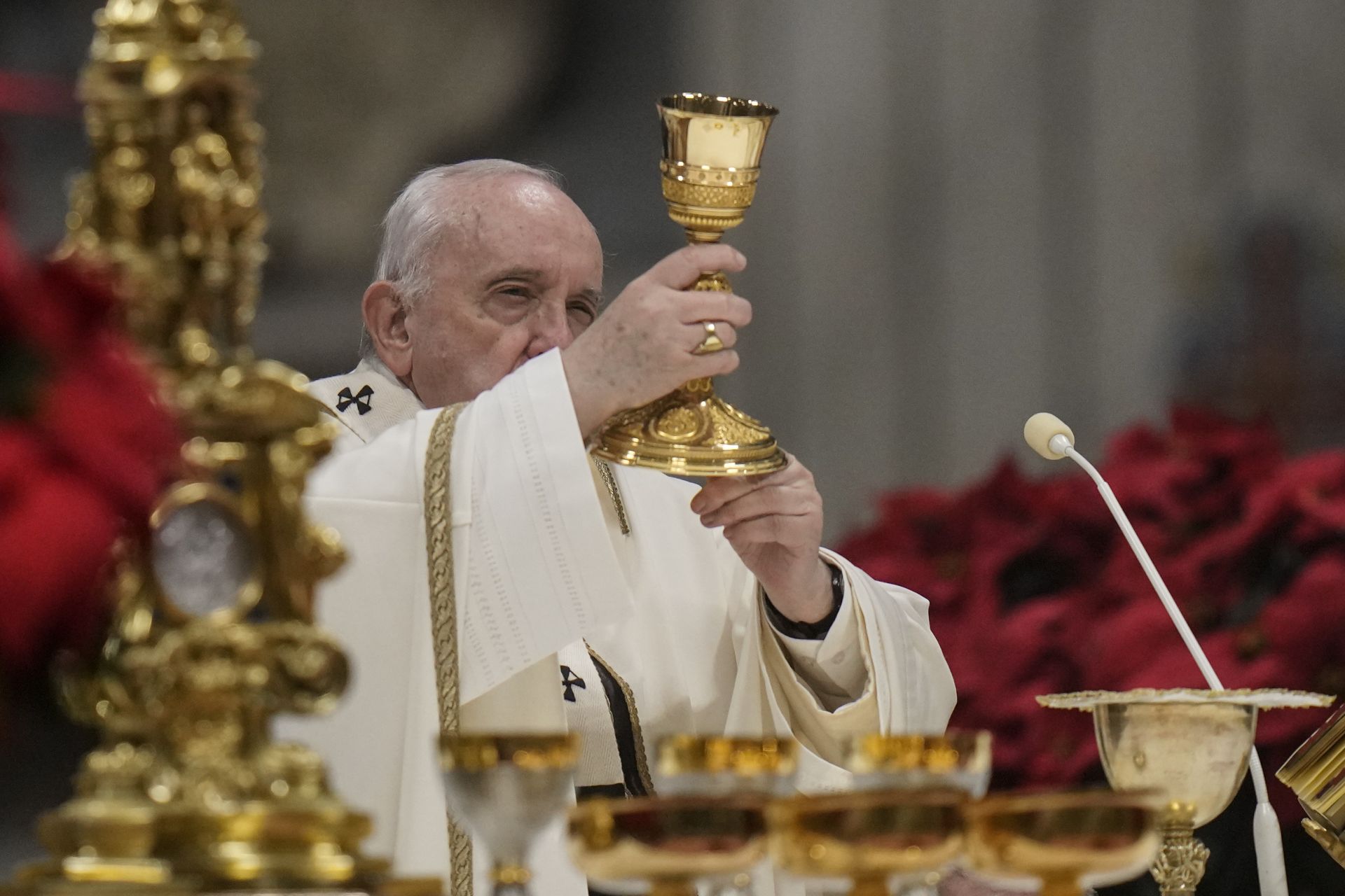  В Рим папа Франциск без маска отслужи месата на Бъдни вечер пред към 2000 души в базиликата 