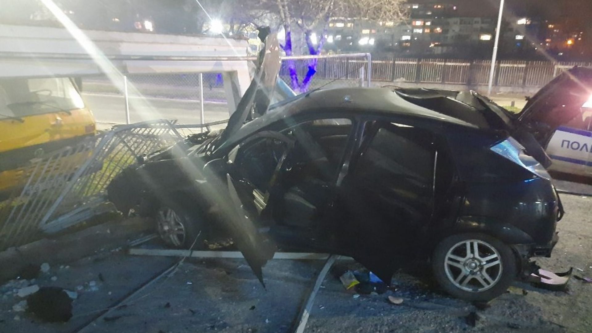 Кола се вряза с бясна скорост в магазин за автомобили в Пловдив