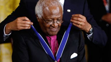 Англиканският архиепископ носител на Нобеловата награда за мир и емблематичен