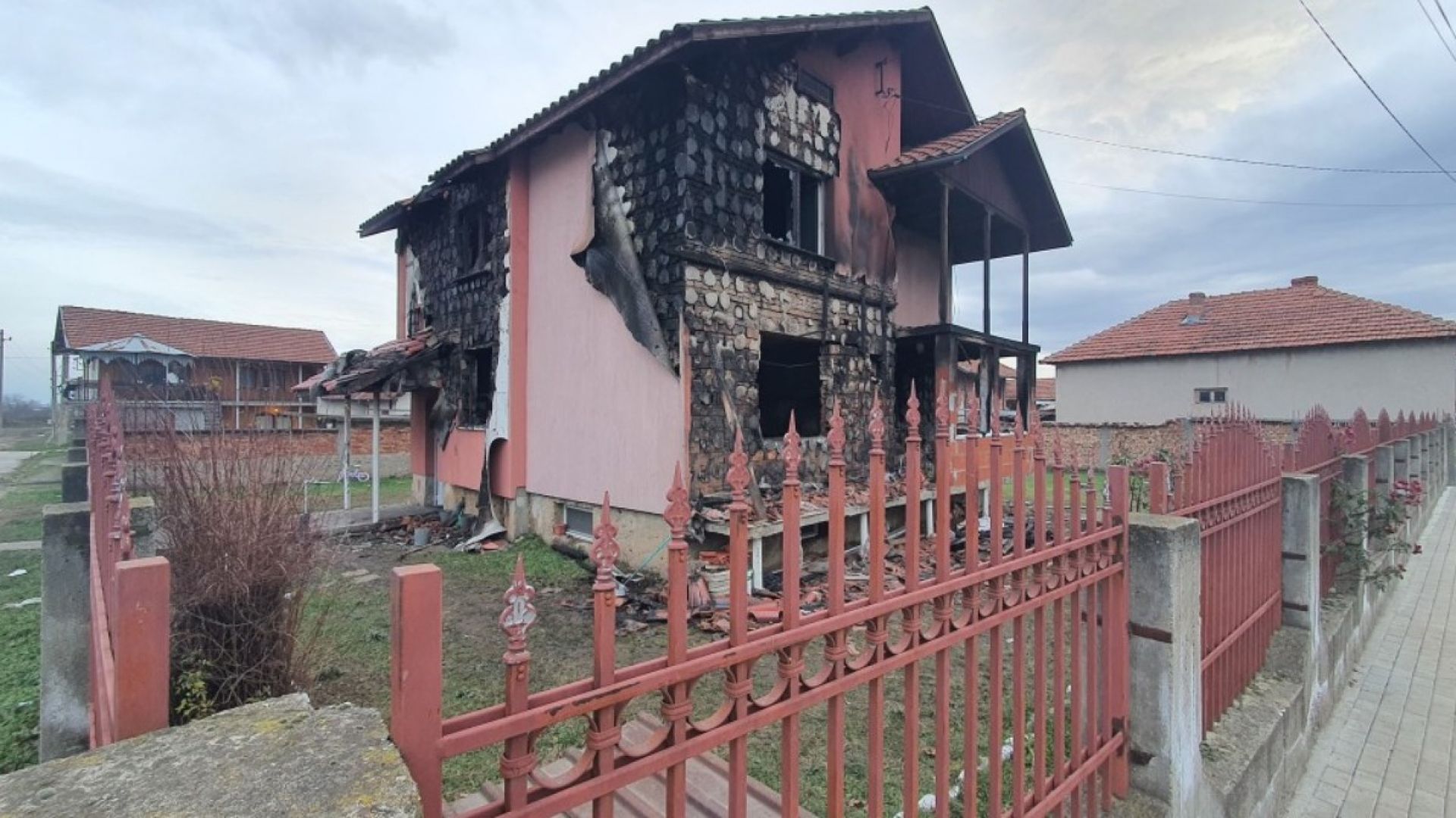 Светеща коледна украса подпалила къщата, в която загинаха баща и двете му деца