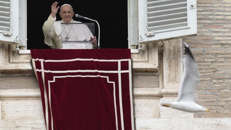 Папа Франциск се опитва да окуражи семейните двойки, като признава,