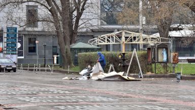 Демонтираха и последния чадър от незаконното кафене пред Народния театър (снимки)