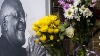 Публичното пространство се изпълва с все повече възпоменателни слова за