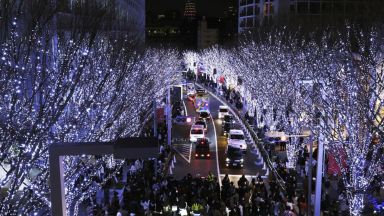 Силен снеговалеж причини днес задръствания отмяна на полети и нарушения