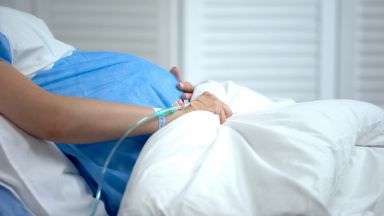 Лекари спасиха родилка изпаднала в клинична смърт по време на