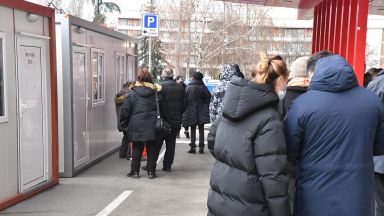 За пореден ден пред ваксинационния център в Пирогов се изви