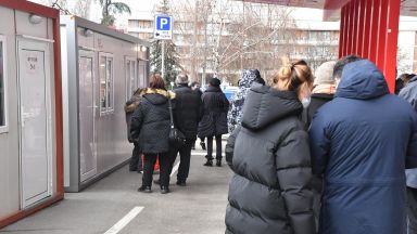 Пореден ден на опашки от чакащи за ваксини пред "Пирогов"
