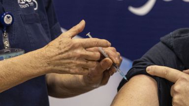 Ваксината се произвежда от Pfizer BioNTech и България ще получи 1 3