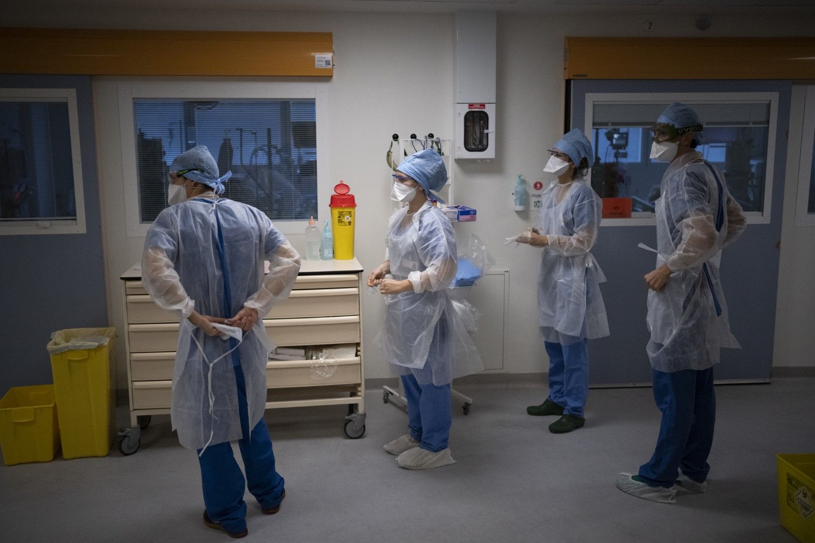 Медицински работници от ковид отделение се подготвят да помогнат на пациент в болница в Марсилия
