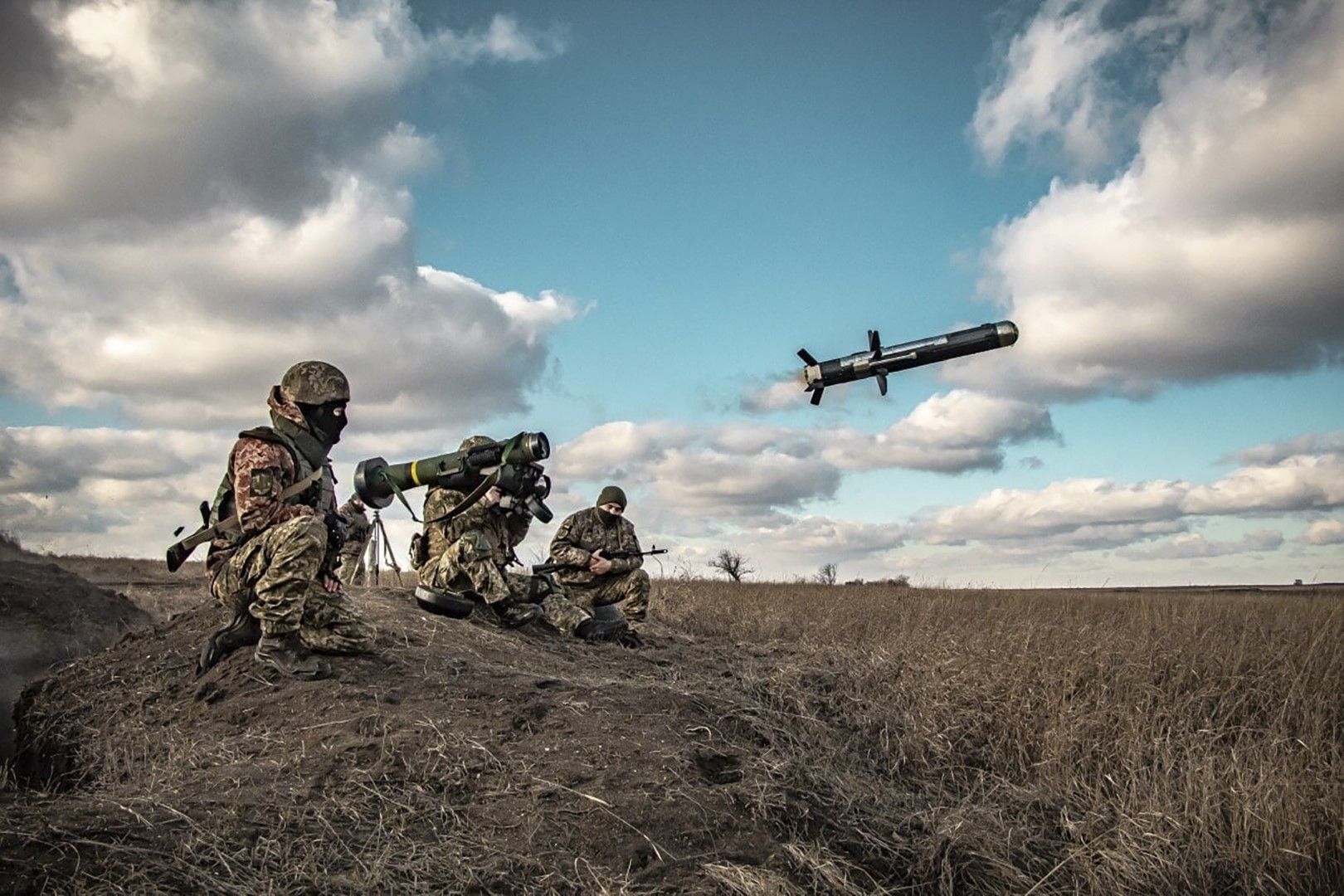 Украински войник стреля с американско оръжие по време на учение в Източна Украйна на 23 декември
