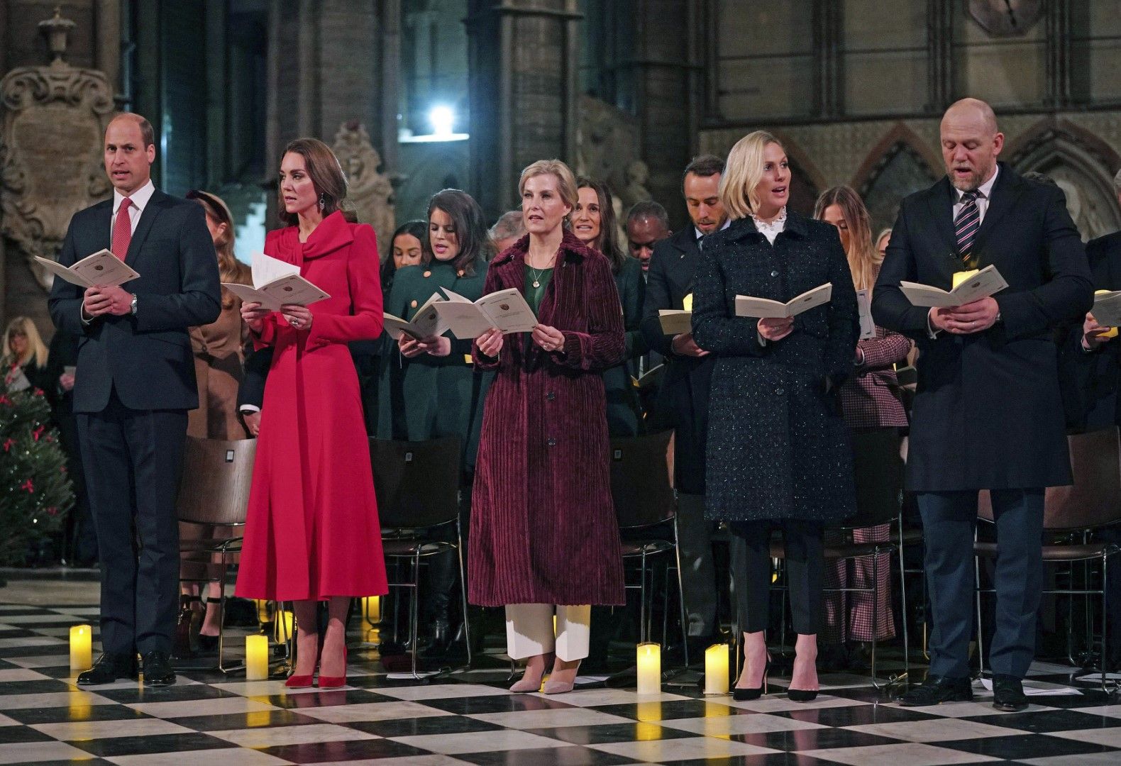 Отляво британският принц Уилям, Кейт, херцогинята на Кеймбридж, Софи, графинята на Eсекс, Зара и Майк Тиндал присъстват на „Кралски песни – заедно на Коледа“, концерт за коледни песни, организиран от херцогинята в Уестминстърското абатство в Лондон, 8 дек