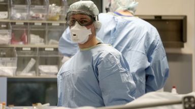 Неваксинираните здравни служители трябва да получат ваксина срещу КОВИД 19 до