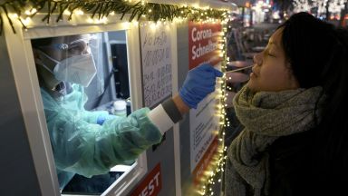 Потвърдените случаи на коронавирус по света вече са надхвърлили 300