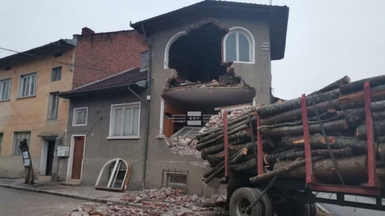 Камион с дървен материал събори част от къща в Белица.