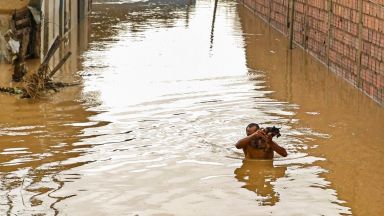Наводнения предизвикани от проливни дъждове отнеха живота на още двама