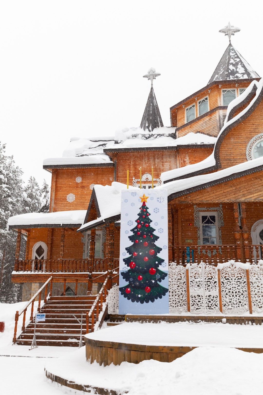 Горският дом на Дядо Мраз се намира на 12 км от Великий Устюг